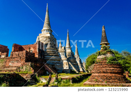 Wat Wat Phra Si Sanphet , Ayuttaya, Thailand, Ancient pagodas under a clear blue sky 123215990