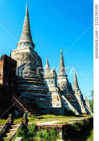 Wat Wat Phra Si Sanphet , Ayuttaya, Thailand, Ancient pagodas under a clear blue sky 123216149