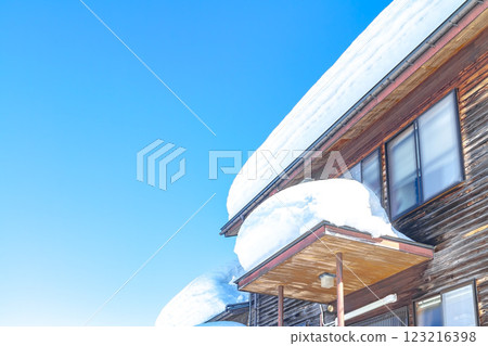 雪景清晨的房屋景象 123216398