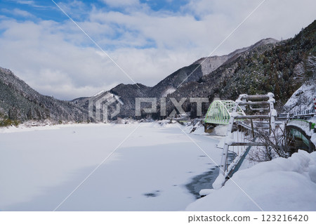 Lake Otomizu in Shiso City, a mountain lake with snow on its surface Lake Otomizu in Shiso City, a mountain lake with snow on its surface 123216420