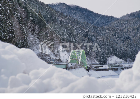 Lake Otomizu in Shiso City, a mountain lake with snow on its surface 123216422
