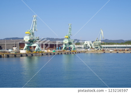 關西製鐵所和歌山地區製鐵所的起重機視圖 關西製鐵所和歌山地區製鐵所的起重機視圖 123216597
