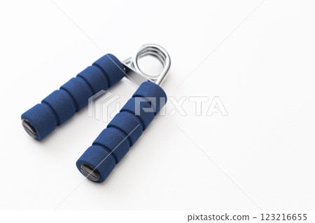 白色背景上的手握力 123216655