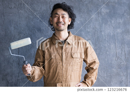 一名從事繪畫和室內設計行業的男子看著鏡頭的圖片 123216676