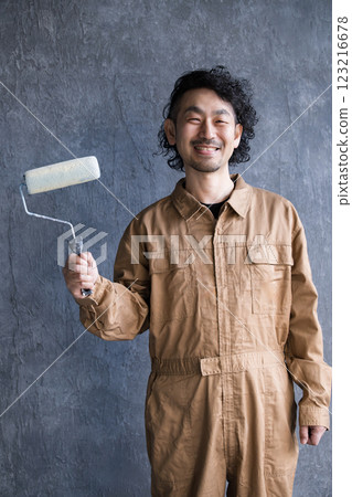 一名從事繪畫和室內設計行業的男子看著鏡頭的圖片 123216678