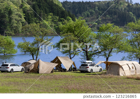 春天湖畔露營地 123216865