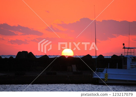 The setting sun seen from the harbor 123217079