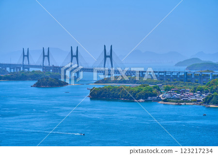 從岡山縣倉敷市下津井鷲羽山的休息長椅上欣賞南側的春天景色(包括一津石島橋) 從岡山縣倉敷市下津井鷲羽山的休息長椅上欣賞南側的春天景色(包括一津石島橋) 123217234
