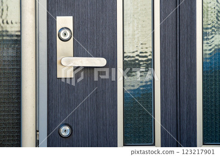 在入口處的門把手 123217901