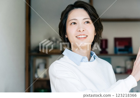 女人打開客廳的窗戶 123218366