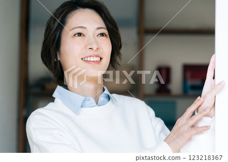 女人打開客廳的窗戶 123218367