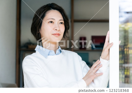 女人打開客廳的窗戶 123218368