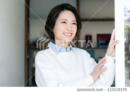 女人打開客廳的窗戶 123218370