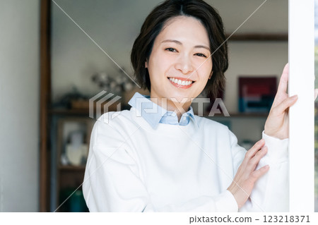 女人打開客廳的窗戶 123218371