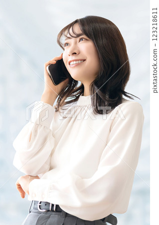 Smiling woman/businesswoman talking on smartphone 123218611