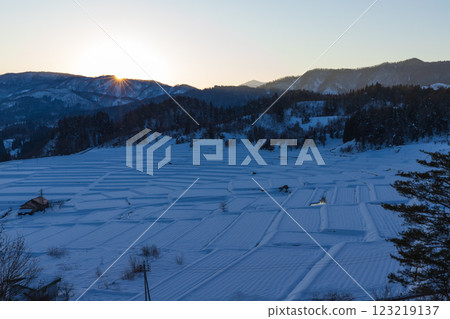白雪皚皚的沢原平梯田 123219137