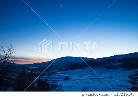 白雪皚皚的沢原平梯田 123219143