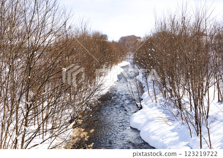Snow-covered winter scenery of a small river in Hokkaido 123219722
