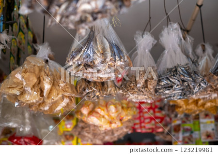 東南亞一家零售店販售的乾魚 123219981