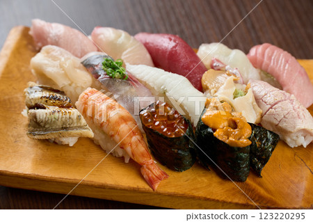 Sushi arranged on sushi sandals 123220295