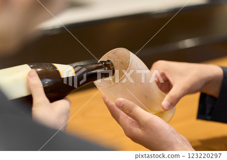商人倒啤酒的手 123220297