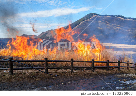 2025年2月15日焚山當天,在索尼高原入口處的廣場上點燃第27座焚山。 2025年2月15日焚山當天,在索尼高原入口處的廣場上點燃第27座焚山。 123220903