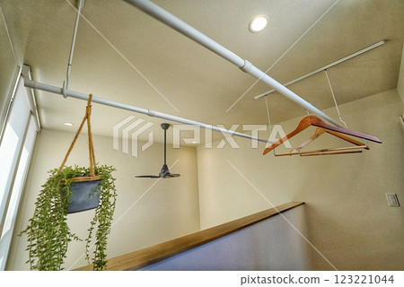 新建房屋，二樓走廊設有晾衣空間 123221044