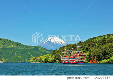 初夏的箱根、藍天、海盜船、富士山 123221116