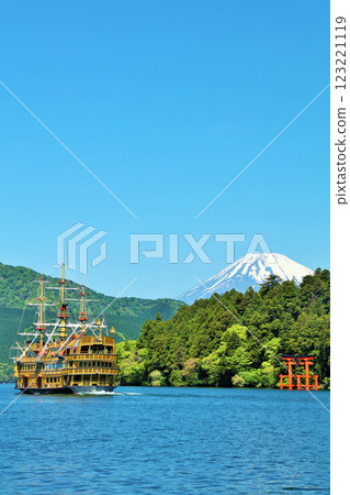 初夏的箱根、藍天、海盜船、富士山 123221119