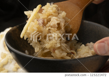 Steamed steamed Chinese-style sticky rice served in a rice bowl 123221472