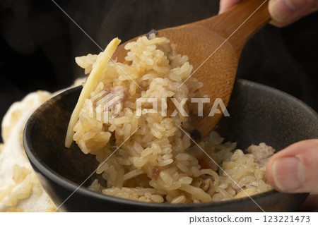 Steamed steamed Chinese-style sticky rice served in a rice bowl 123221473