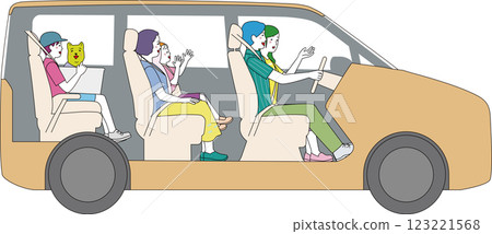 小型貨車內部的側面視圖。一家人開著車，臉上洋溢著幸福的笑容。 123221568