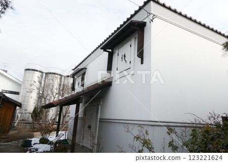 The library of the former Morioka Middle School, which contains poems by Ishikawa Takuboku, was relocated to Nataya-cho, Morioka City, Iwate Prefecture, after two attempts at demolition. 123221624