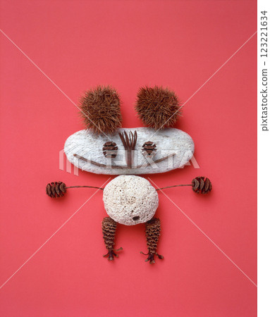 用天然材料繪製的富有表現力的石刻人物 用天然材料繪製的富有表現力的石刻人物 123221634