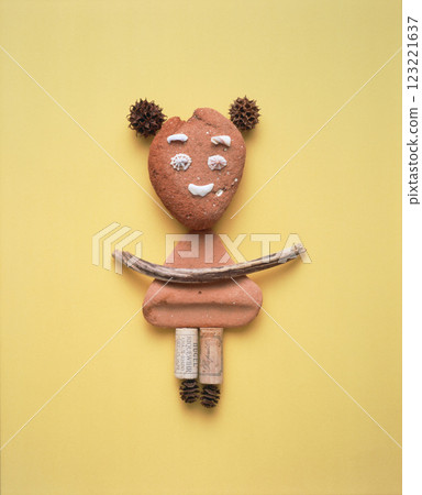 Expressive stone characters drawn with natural materials 123221637