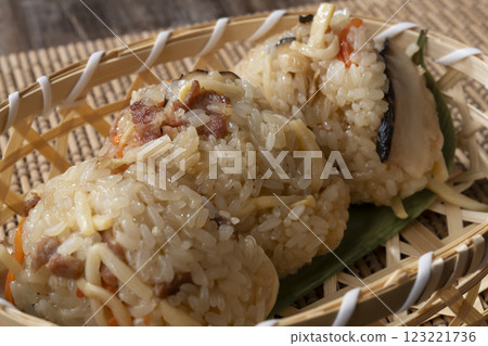 Chinese-style steamed rice balls 123221736