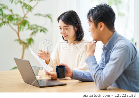 一對不信任紙本文件的夫婦 123222188