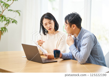 一對不信任紙本文件的夫婦 123222190