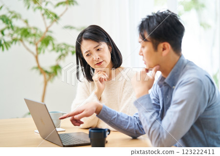 Couple distrusts websites 123222411