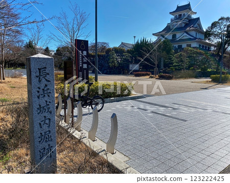 The castle tower of Nagahama Castle ruins on a clear day 123222425