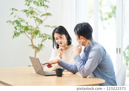 Couple distrusts websites 123222571