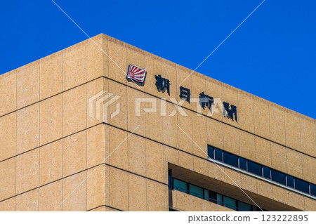 日本東京城市景觀，俯瞰朝日新聞大樓和其他建築物。築地市場舊址位於公司前方… 123222895