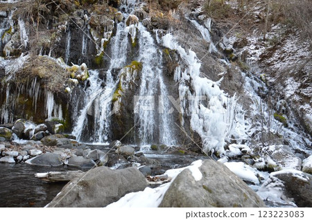 Frozen waterfalls 123223083
