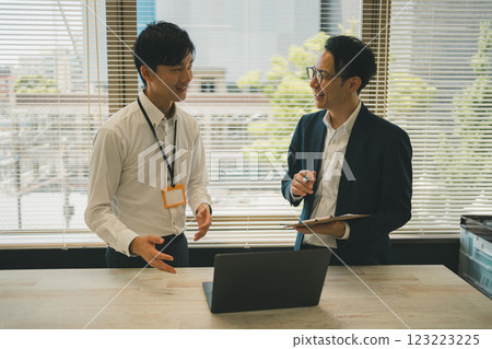 1on1 standing conversation in the office 1on1 standing conversation in the office 123223225