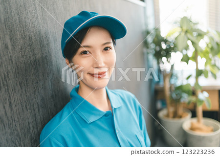 Moving delivery woman blue polo shirt Moving delivery woman blue polo shirt 123223236