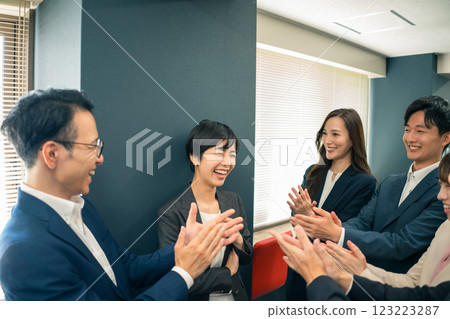 A working woman who is applauded by everyone A working woman who is applauded by everyone 123223287