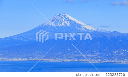 從達摩山上眺望駿河灣和白雪皚皚的富士山 123223720