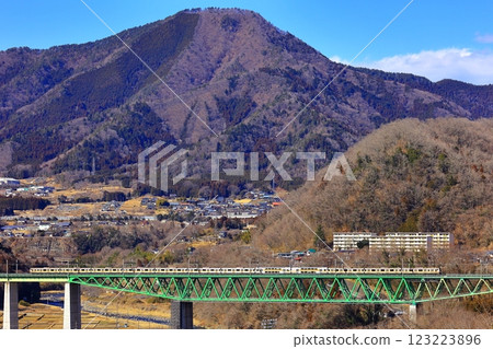 12 輛中央線快速列車和鳥澤橋 123223896
