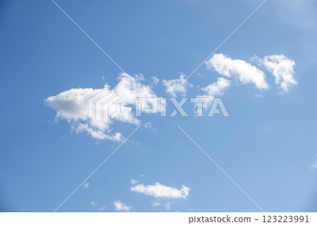 Spring sky, blue sky, sunny, February [Isehara City, Kanagawa Prefecture] 123223991