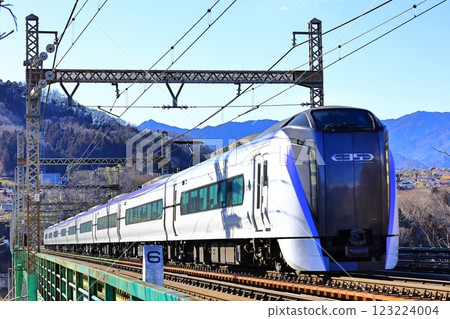 Chuo Line express train crossing Torisawa Bridge 123224004